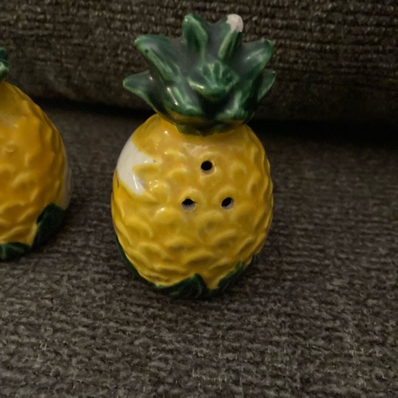 Aloha & Hawaii vintage Hand Painted Salt and Pepper Shakers - Picture 5 of 6